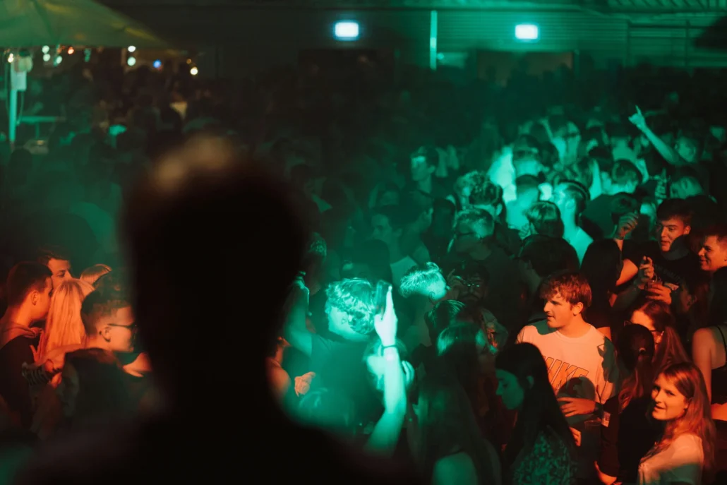 Crowd at a concert under party lights — Rush Poppers guide